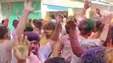 रामगढ़ शेखावटी: मुख्य बाजार सहित कई स्थानों पर जमकर मनाई गई होली लोगों ने रंग और गुलाल लगा कर दी एक दूसरे को शुभकामनाएं