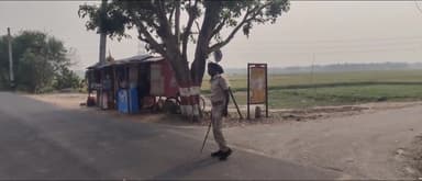 पुरनहिया: होली पर्व को लेकर पुरनहिया थाना क्षेत्र के विभिन्न जगहों पर की गई दंडाधिकारी और पुलिस बल की तैनाती।