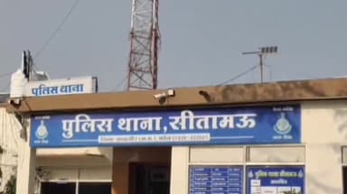 सीतामऊ: सीतामऊ थाना क्षेत्र के आरोपी के घर के बाहर गोपालपुर गांव से प्रभु लाल को 30 क्वार्टर देशी प्लेन शराब के साथ पकड़ा