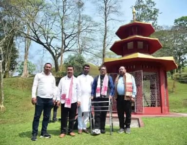 সোণাৰি: সোমবাৰে চৰাইদেউ মৈদাম ক্ষেত্ৰত উপস্থিত সাংসদ তপন কুমাৰ গগৈ, মন্ত্ৰী যোগেন মহন আৰু বিধায়ক ধৰ্মেশ্বৰ কোঁৱৰ