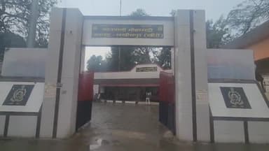 मोहम्मदी: कोतवाली परिसर में पुलिसकर्मियों ने जमकर मनाई होली, एक दूसरे को रंग-गुलाल लगाकर होली की दी बधाई