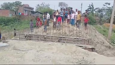 बेलदौर: खर्रा बासा में बन रहे पुल निर्माण में अनियमितता का ग्रामीणों ने लगाया आरोप, जांच करने की कर दिया मांग