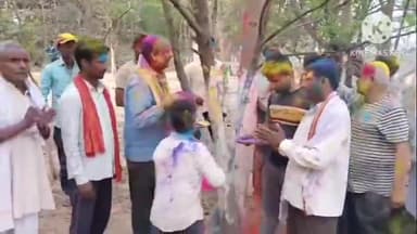 बगहा: बगहा में पेड़ो के साथ खेली गई होली