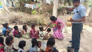 होली पर्व झुग्गी झोपड़ी में रहने वाले गरीब जरूरतमंद बच्चों के साथ मनाते हुए।