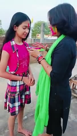 होली पर्व पर बच्चे को गुलाल और रंगों के आशीर्वाद देते हुए ।