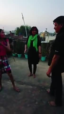 परिवार के साथ होली में डीजे पर डांस करते हुए होली पर्व का आंनद लिया