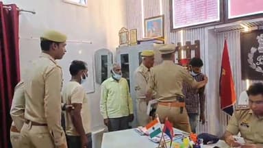 इटावा: जसवंतनगर इलाके में पुलिस ने मुठभेड़ के बाद 3 बदमाशों को किया गिरफ्तार, 1 अभियुक्त के पैर में लगी गोली, तमंचा कारतूस बरामद