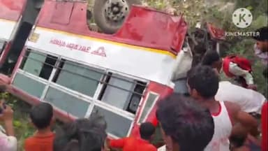 फिरोज़ाबाद: थाना जसराना क्षेत्र पुल खडीत के पास नगला राजाराम  पर खाई में पलटी सवारियों से भरी शिकोहाबाद डिपो की बस, कई सवारियाँ घायल