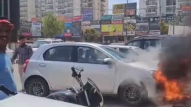 ਡੇਰਾਬਸੀ: ਜ਼ੀਰਕਪੁਰ ਦੇ ਵੀਆਈਪੀ ਰੋਡ ਵਿਖੇ ਦੇਵਾ ਪਲਾਜਾ ਦੇ ਸਾਹਮਣੇ ਪਾਰਕਿੰਗ ਦੇ ਵਿੱਚ ਖੜੀ ਗੱਡੀ ਨੂੰ ਲੱਗੀ ਅੱਗ