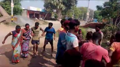 जहानाबाद: हाटी मोड़ सहित जिले के विभिन्न ईंट भट्ठों पर कार्य करने वाले झारखंड के कर्मियों ने आदिवासी अंदाज में मनाई होली