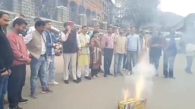 मंडी: प्रदेश के सीएम सुख्खू के जन्मदिन पर मंगलावर को मंडी बाजार में कांग्रेस कार्यकर्ताओं ने पटाखे फोड़ खुशी की जाहिर