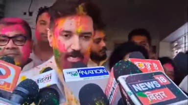 पटना ग्रामीण: पटना स्थित आवास पर LJP(R) के राष्ट्रीय अध्यक्ष ने कार्यकर्ताओं के साथ मनाई होली, कहा- 4 जून को भी मनाएंगे होली