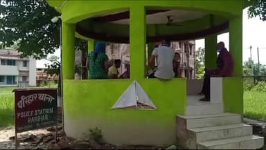 परिहार: घाघरा गांव में घर के पीछे से 30 बोतल नेपाली सौफी शराब बरामद, तस्कर गिरफ्तार