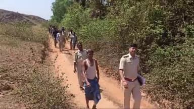 सतगावां: झारखंड व बिहार के उत्पाद विभाग के संयुक्त छापेमारी में कटैया जंगल में अवैध महुआ शराब की भट्ठियों को किया गया ध्वस्त