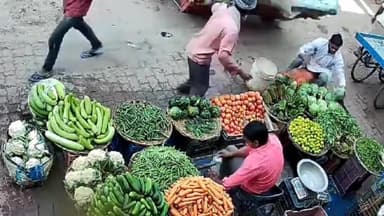 इकौना: चलते चलते इकौना बाजार में पलट गया सब्जी लोडेड ई रिक्शा, लाइव वीडियो आया सामने