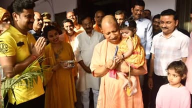 गोरखपुर: गोरखनाथ मंदिर स्थित गौशाला में गौ सेवा के बाद मुख्यमंत्री ने मासूम को कराया अन्नप्राशन