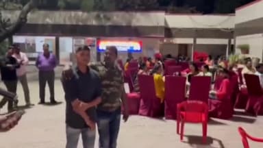 मोहम्मदी: मोहम्मदी कोतवाली परिसर में सजी पुलिस परिवार की महफिल,संगीत गाते नजर आए पुलिस परिवार के लोग.