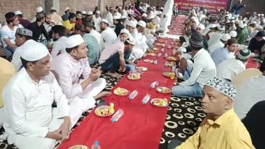 इटावा: सदर इलाके में मंसूरी वेलफेयर एसोसिएशन द्वारा सर्व समाज मुसाफिरखाना में रोजा इफ्तार का किया गया आयोजन