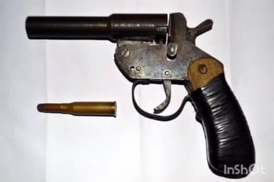 उरई: डकोर थाना पुलिस ने 315 बोर का तमंचा व जिंदा कारतूस के साथ एक व्यक्ति को किया गिरफ्तार, मुकदमा किया दर्ज