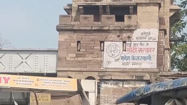 प्रयागराज: पुराने पुल पर कई स्थानों में राजनीतिक दलों की है वॉल पेंटिंग व आदर्श आचार संहिता का कर रहे हैं उल्लंघन, जिम्मेदार बेखबर