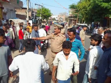 हमीरपुर: मुख्यालय के कालपी चौराहा के निकट बस का ब्रेक पाइप फटने से असंतुलित बस ई-रिक्शे से टकराई चालक हुआ घायल