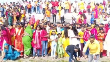 हसनपुरा: चांद परसा गाँव इस्थिति श्रीराम जानकी वार्षिकोत्सव व श्रीराम कथा को ले निकली भव्य कलश यात्रा