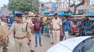 अररिया: चांदनी चौक से सदर अस्पताल तक अवैध रूप से सड़क पर पार्किंग किए गए वाहनों से यातायात DSP के नेतृत्व में वसूला गया जुर्माना