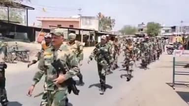 फागी: फागी उपखण्ड क्षेत्र में पुलिस और बीएसएफ के जवानों ने आगामी लोकसभा चुनाव को लेकर फ्लैग मार्च निकाला