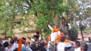 जमुई: एनडीए प्रत्याशी अरुण भारती ने जमुई लोकसभा क्षेत्र से कराया नामांकन, सांसद चिराग पासवान ने बहनोई के लिए मांगा आशीर्वाद