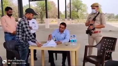 भदोही: पिपरीस में निर्माणाधीन सॉलिड वेस्ट मैनेजमेंट प्लांट का डीएम ने किया निरीक्षण।