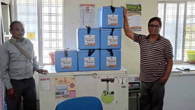 माडा: स्वस्थ्य विभाग द्वारा वैक्सीन की पेटियो में चुनाव का पर्व देश का गर्व का स्टीकर लगाकर किया जा रहा मतदान के लिए जागरूक