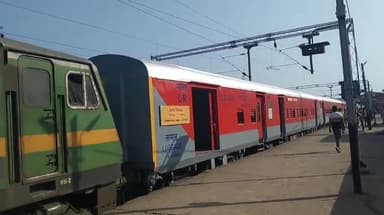 बक्सर: कारीसाथ में ट्रेन में लगी आग से अप रेलवे लाइन पर तकरीबन 4 घंटे प्रभावित रहा परिचालन : वीरेंद्र कुमार, सीपीआरओ, ईसीआर