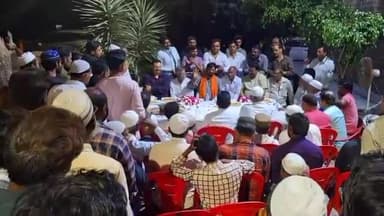 मलिहाबाद: मलिहाबाद विधानसभा के शकपुरवा गांव में केंद्रीय राज्यमंत्री कौशल किशोर ने मुस्लिम समाज के लोगों के साथ की बैठक