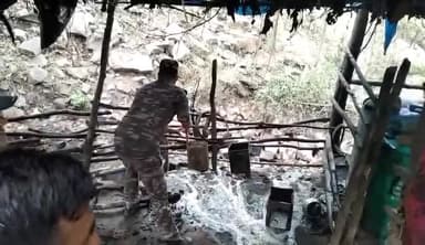 सतगावां: सतगावां पुलिस ने राजाबर बरकाठी जंगल में अवैध शराब के विरूद्ध छापेमारी कर 2000 हजार कि.ग्रा. जावा महुआ किया विनिष्ट