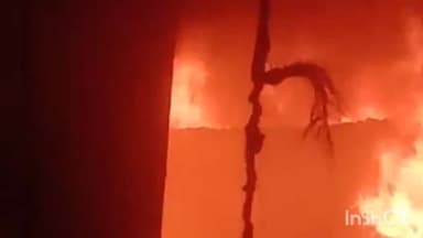 बांगरमऊ: नौनिहालगंज बाजार में कपड़े की दुकान में अज्ञात कारणों से लगी आग, 50 लाख का नुकसान,फायर ब्रिगेड ने तीन घंटे में पाया काबू