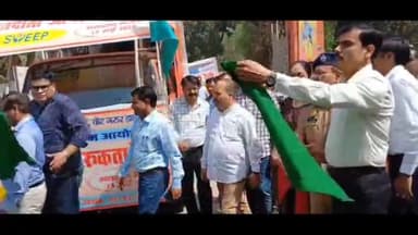 हरदोई: पुलिस लाइन से स्वास्थ्य विभाग ने निकाली मतदाता जागरूकता रैली, डीएम ने हरी झंडी दिखाकर किया रवाना