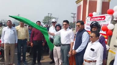 रामपुर: युवा कल्याण विभाग की ओर से गांधी समाधि चौराहे से मतदाता जागरूकता बाइक रैली को सीडीओ ने हरी झंडी दिखाकर रवाना किया