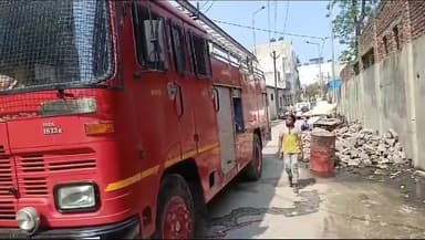 मुरादाबाद: सिविल लाइन थाना क्षेत्र में कबाड़ के गोदाम में अज्ञात कारणों  चलते लगी भीषण आग फायर ब्रिगेड मौके पर पहुंची