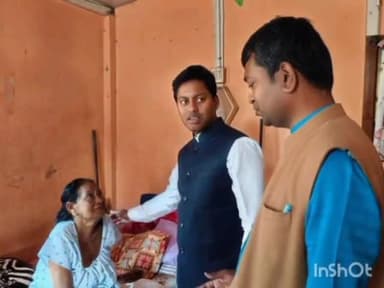 সোণাৰি: বিজেপিৰ চৰাইদেউ জিলা সভাপতিৰ সোণাৰিৰ গৃহত উপস্থিত হৈ মাতৃৰ স্বাস্থ্যৰ বুজ লʼলে সাংসদ পল্লৱ লোচন দাসে