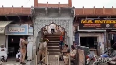 आगरा: रावत पाड़ा स्थित जामा मस्जिद पर जुमे की नमाज को सकुशल सम्पन्न कराने के लिए तैनात रहा भारी पुलिस फ़ोर्स