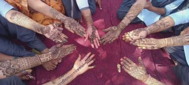 रामगढ़ पचवारा: बिदरखा के राजकीय विद्यालय में मेहंदी प्रतियोगिता आयोजित कर दिया, आपका मतदान लोकतंत्र की शान का संदेश