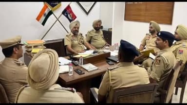 ਐਸਏਐਸ ਨਗਰ ਮੁਹਾਲੀ: ਡੀਐਸਪੀ ਸਿਟੀ 2 ਦਫਤਰ ਚ ਲੋਕ ਸਭਾ ਚੋਣਾਂ ਨੂੰ ਲੈਕੇ ਸੁਰੱਖਿਆ ਪ੍ਰਬੰਧਾਂ ਦੇ ਚਲਦੇ ਮੋਹਾਲੀ ਤੇ ਚੰਡੀਗੜ੍ਹ ਪੁਲਿਸ ਦੇ ਅਧਿਕਾਰੀਆਂ ਦੀ ਹੋਈ ਮੀਟਿੰਗ