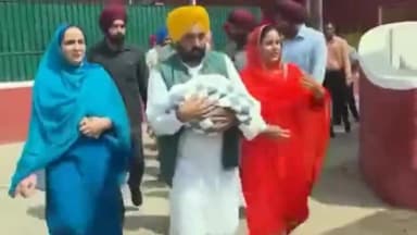 ਐਸਏਐਸ ਨਗਰ ਮੁਹਾਲੀ: ਫੇਸ 8 ਹਸਤਾਪਲ ਤੋਂ ਮੁੱਖ ਮੰਤਰੀ ਭਗਵੰਤ ਮਾਨ ਦੀ ਪਤਨੀ ਨੂੰ ਮਿਲੀ ਛੁੱਟੀ, ਨਵਜੰਮੀ ਧੀ ਨੂੰ ਲੈਕੇ ਘਰ ਜਾਣ ਲਈ ਸੀਐਮ ਭਗਵੰਤ ਮਾਨ ਹੋਏ ਤਿਆਰ