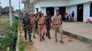 सिराथू: जुमा नमाज़ और लोकसभा चुनाव के मद्देनजर सिराथू क्षेत्राधिकारी ने एसएसबी के साथ क्षेत्र में किया पैदल भ्रमण