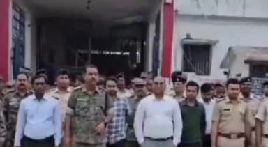 गोमिया: तेनुघाट,बेरमो अनुमंडल के तेनूघाट जेल में निरीक्षण कर छापेमारी किया गया।चुनाव को देखते हुए यह कार्रवाई किया गया है