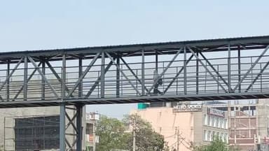 ਡੇਰਾਬਸੀ: ਜ਼ੀਰਕਪੁਰ ਮੈਟਰੋ ਦੇ ਸਾਹਮਣੇ ਫੁੱਟ ਓਵਰਬ੍ਰਿਜ ਬਣਨ ਤੋਂ ਬਾਅਦ ਰਾਹਗੀਰਾਂ ਨੇ ਲਈ ਰਾਹਤ ਦੀ ਸਾਂ