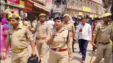 धारा-144 को देखते हुए वाराणसी के तमाम क्षेत्रों में पुलिस ने की पैदल गश्त