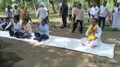 সোণাৰি: শুক্ৰবাৰে চৰাইদেউৰ লাংকুৰি দ'লত আয়োজিত স্মৃতি তৰ্পণ অনুষ্ঠানত সেৱা লৈ নিৰ্বাচনী প্ৰচাৰত নামিল কংগ্ৰেছ প্ৰাৰ্থী গৌৰৱ গগৈ