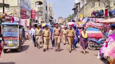 प्रयागराज: मुख्तार अंसारी की मौत के बाद जुमे की नमाज पर जामा मस्जिद सहित शहर के हर विभिन्न मस्जिदों पर तैनात की गई पुलिस फोर्स