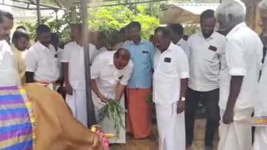 விருத்தாசலம்: எம்.பரூர் கிராமத்தில் ஸ்ரீ வரதராஜ பெருமாள் கோயிலில் கோ பூஜை விழாவில் MLA ராதாகிருஷ்ணன் மாடுகளுக்கு உணவளித்தார்